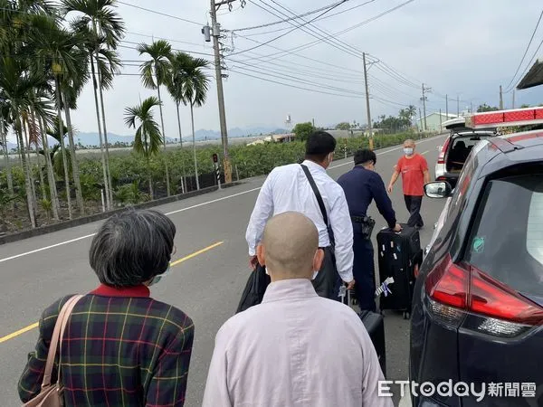 ▲里港警分局高樹分駐所所長邵軾傑與警員顏煥偵幫載忙斯里蘭卡籍男子包包 。(圖/記者陳崑福翻攝,下同)