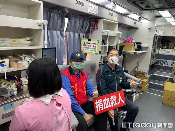 ▲台南市消防局局長李明峯及台南市消防之友會理事長許叙超共同響應該捐血活動,一齊發揮愛心捐血助人。(圖/記者林悅翻攝,下同)