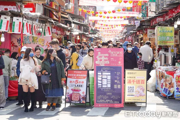 ▲▼迪化街年貨大街,兔年,辦年貨,過年,零食,零嘴,年節禮品,走春,拜年,春節,促銷,景氣,逛街,消費,經濟,人潮,逛街,採購,物價。(圖/記者李毓康攝)