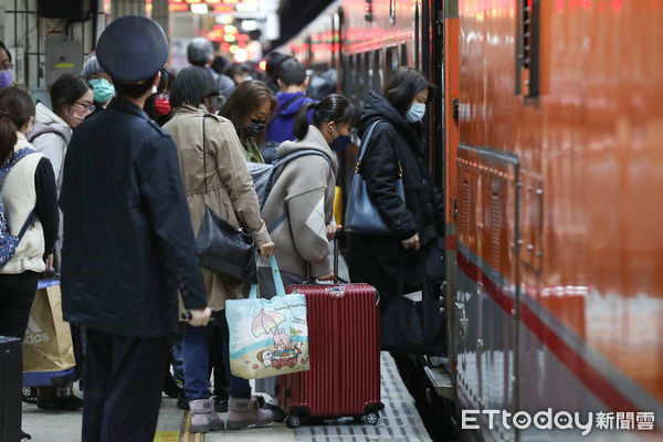 ▲▼春節疏運,過年,年節,農曆新年,旅客,乘客,車站,返鄉,旅遊,遊客,出遊,國旅,觀光,交通,連假,加班車,台鐵,站務人員,交通,大眾運輸,雙鐵,火車,鐵道,月台,乘客,通勤,旅客,鐵路,列車,台北火車站,口罩,防疫,北車,春節返鄉人潮。（圖／記者李毓康攝）