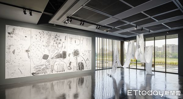 ▲桃園市橫山書法藝術館在農曆春節起舉辦「2023年橫山書藝雙年展:法與無法交織的年代-書法作為一種視覺形式」,圖為展場作品。(圖/記者沈繼昌翻攝)