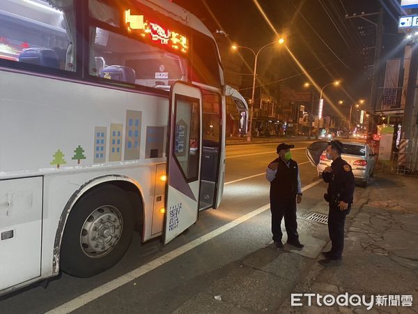 ▲里港警分局九如分駐所巡佐王家祥、警員鄭智謙積極協助女學生平安回家             。（圖／記者陳崑福翻攝，下同）