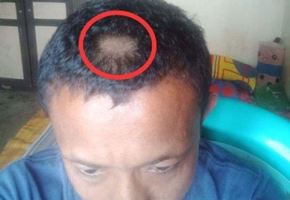 ▲▼印尼一名父親因不滿校方替兒子剃頭，氣得闖入校園剪掉老師的頭髮。（圖／翻攝自Facebook）