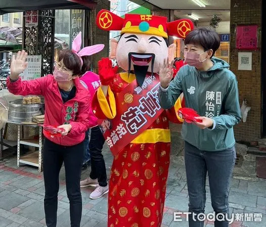 ▲立委陳亭妃、市議員陳怡珍前往東市場、鴨母寮市場、延平市場及文賢市場等人潮聚集處,發送精心設計的「平安兔you」一元紅包,並向大家拜年。(圖/記者林悅翻攝,下同)