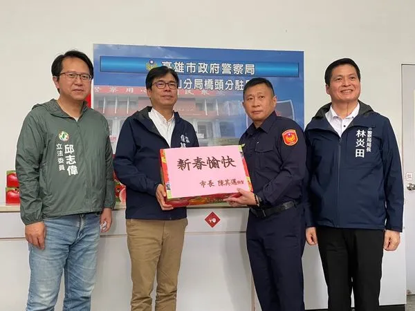 ▲▼陳其邁小年夜視察送大紅包,高雄警「超勤加班費」上限提升至1.9萬 。(圖/記者賴文萱翻攝)
