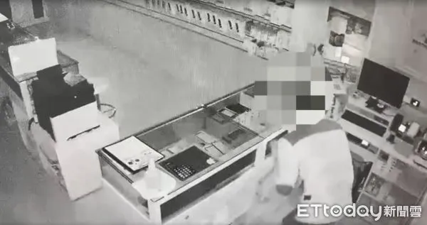 ▲▼台北市大直區日前有間通訊行遭到小偷入侵行竊。(圖/記者邱中岳翻攝)