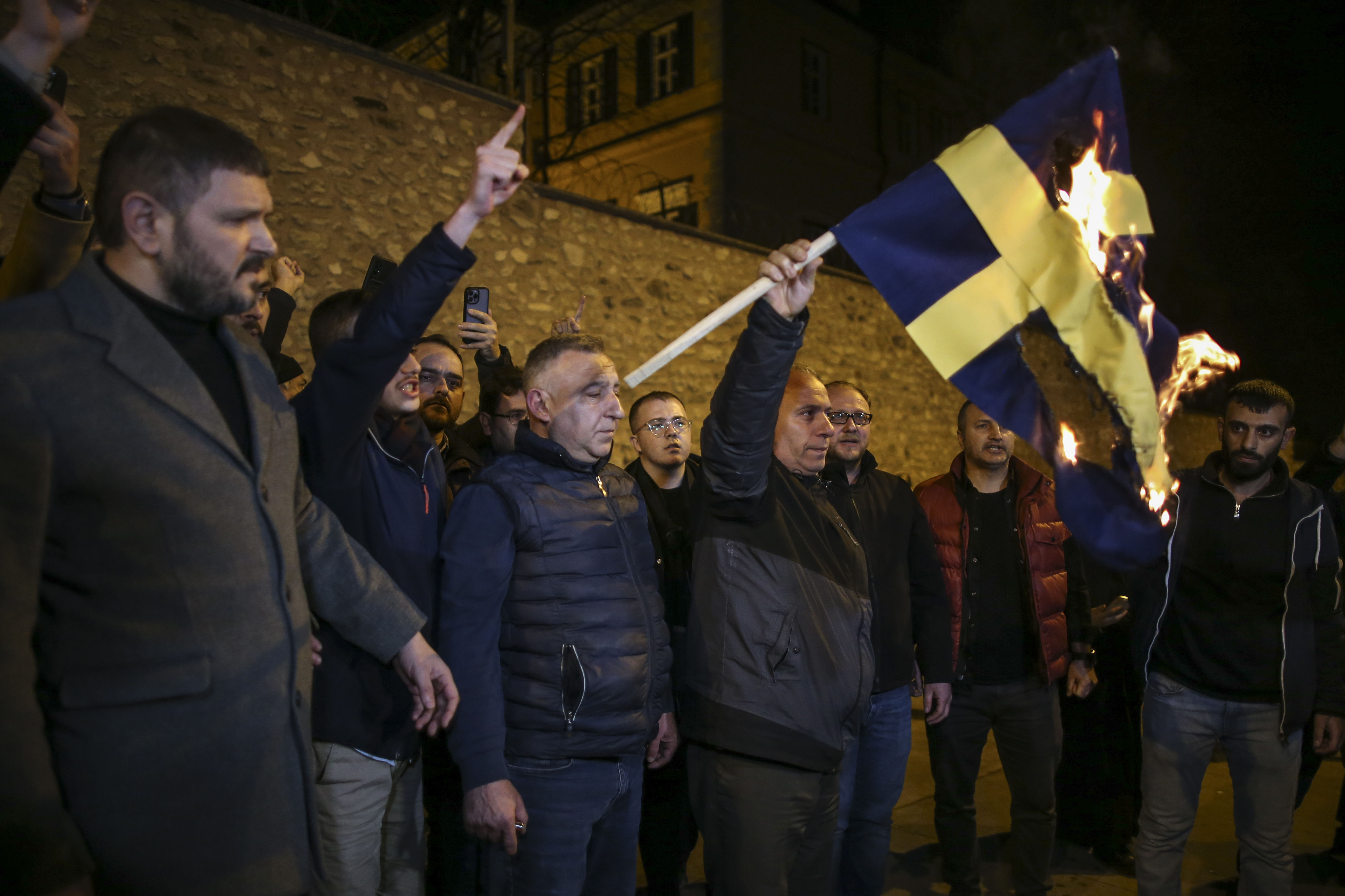 ▲▼土耳其民眾在瑞典駐土耳其大使館前焚燒瑞典國旗。（圖／達志影像／美聯社）