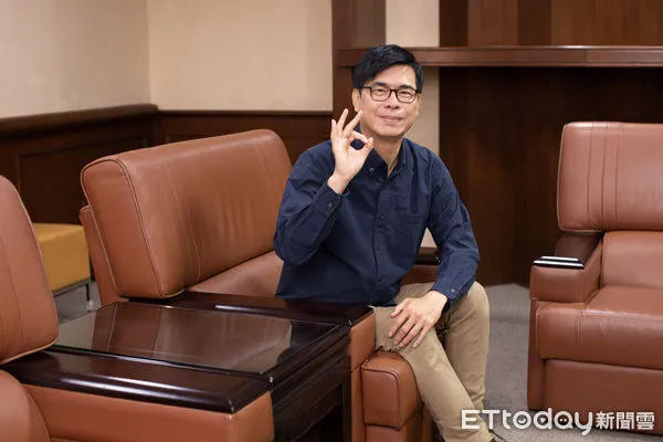 ▲陳其邁一掃過去政治人物「正經」的新春賀歲,搭配阿妹跟五月天的歌詞,創新出擊 。(圖/記者吳奕靖翻攝)