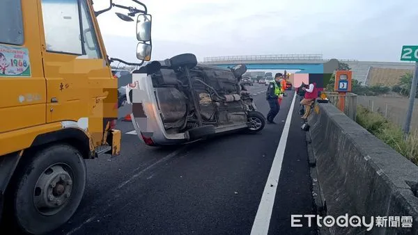 ▲▼初二彰化段車禍翻車。(圖/記者白珈陽攝)