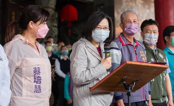 ▲▼蔡英文與蔡培慧至南投縣名間鄉參拜。(圖/翻攝自蔡英文臉書)