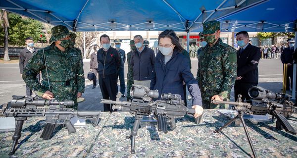 ▲▼蔡英文前往高雄陸軍特指部特三營、高屏堰、海巡署第七巡防區指揮部、第五岸巡隊慰勉留守同仁。（圖／總統府提供）