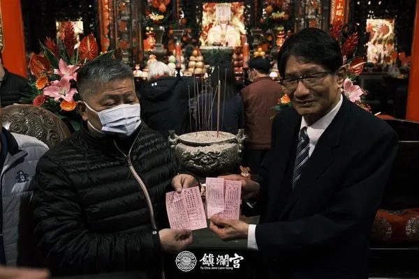 ▲▼大甲鎮瀾宮抽出國運籤「薛仁貴救駕」。(圖/取自Facebook/大甲鎮瀾宮)