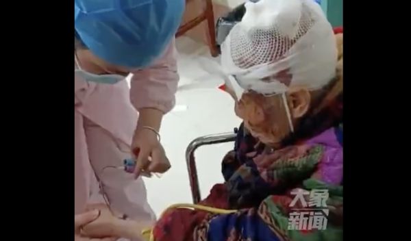 ▲湖南永州一名惡媳在除夕夜棒打83歲的婆婆。（圖／翻攝大象新聞）