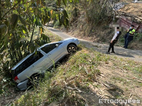 ▲▼男子開車到山區巡視農田，卻因不熟悉路況，倒車時滑落邊坡。（圖／記者白珈陽攝）