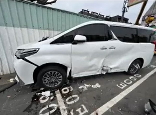 ▲▼嘉義車禍，保時捷970撞Lexus LM。（圖／翻攝記者新聞網）