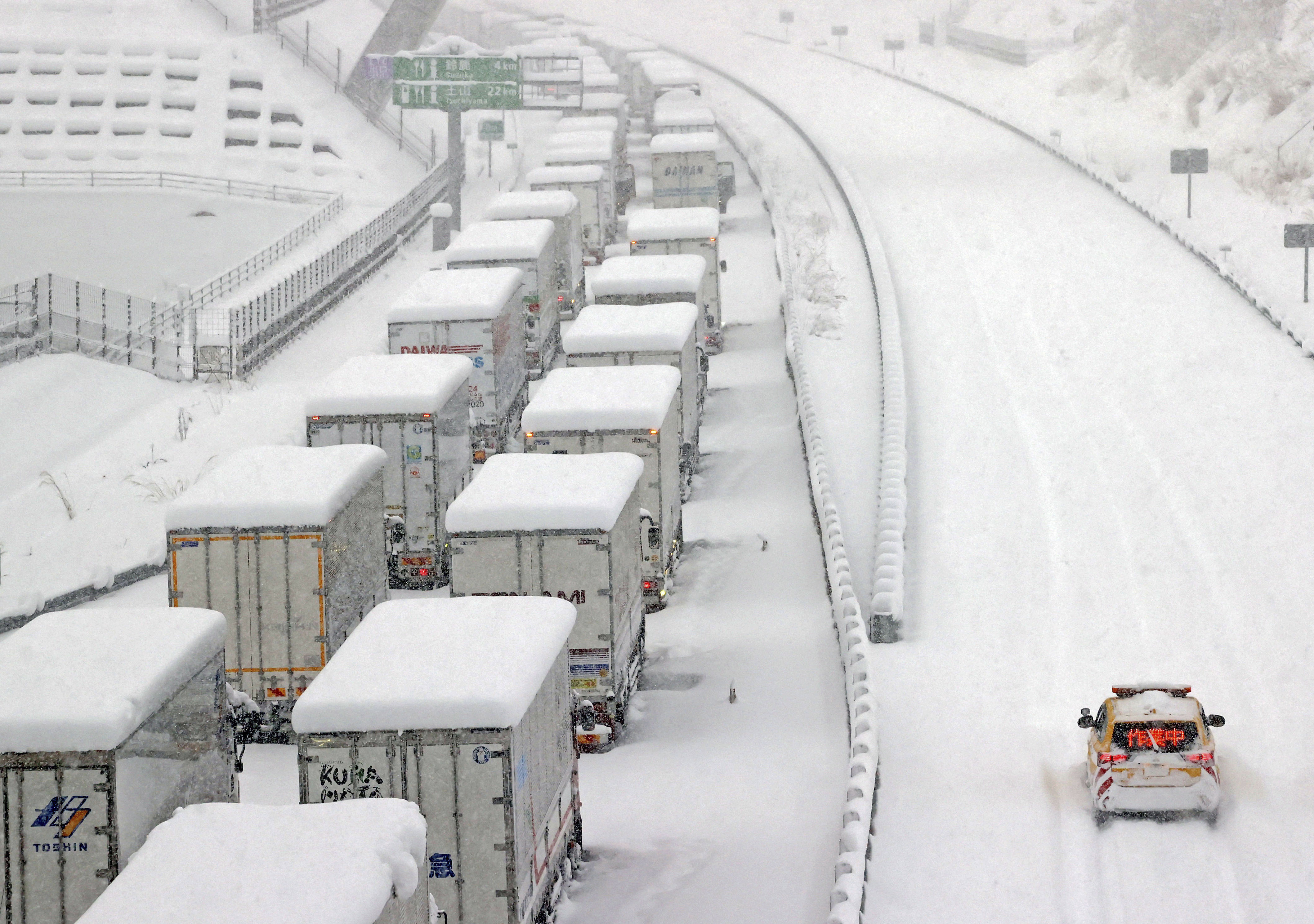 ▲▼ 日本大雪／新名神高速公路上大量貨車立往生。（圖／達志影像／美聯社）