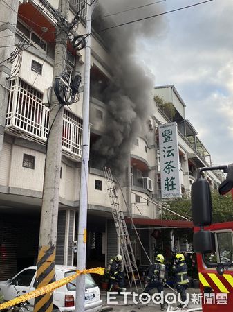 ▲▼台中大里區住宅火警，2人送醫。（圖／記者鄧木卿翻攝）