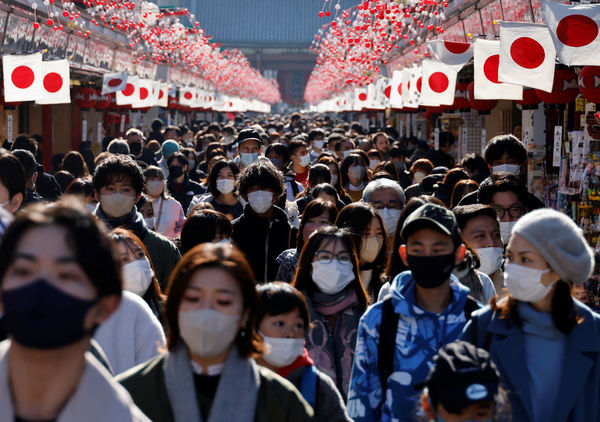 ▲▼日本計劃在5月8日調降COVID-19分類等級等同於季節性流感，鬆綁相關防疫限制。（圖／路透）