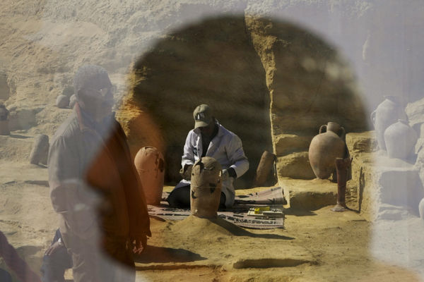 ▲▼埃及考古團隊挖掘到雕像、陶器等多項文物。（圖／達志影像／美聯社）