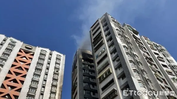 ▲台南市永康區中華路578巷1棟17樓高的大樓,27日上午傳出火警,消防人員疏散2名民眾脫困,並將火勢撲滅。(圖/記者林悅翻攝,下同)