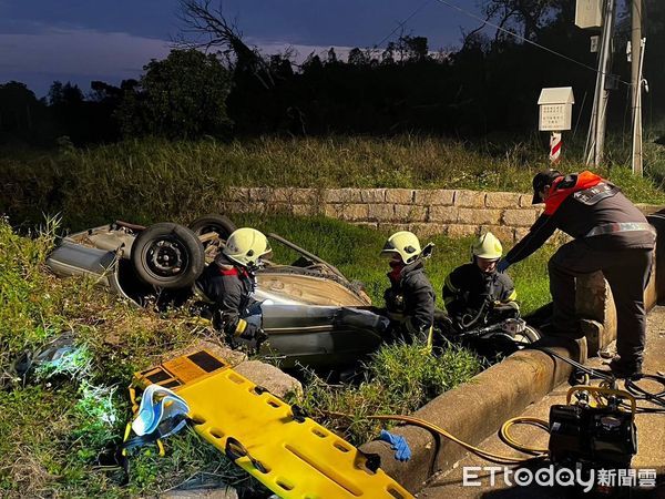 ▲▼      金門轎車爆胎，整輛衝進大排水溝，駕駛受困       。（圖／記者林名揚翻攝）