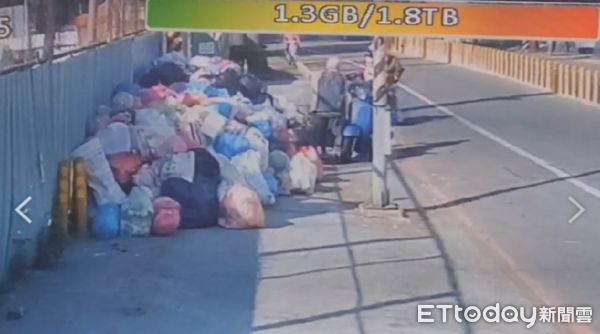 ▲民眾把垃圾丟在屏東市垃圾轉運站圍籬旁           。（圖／記者陳崑福翻攝，下同）
