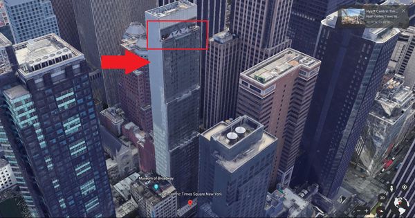 ▲▼美國46歲學霸金融家切尼26日晚間從紐約時代廣場凱悅中心飯店54層樓的「54酒吧」一躍而下。（圖／翻攝自Google Earth）