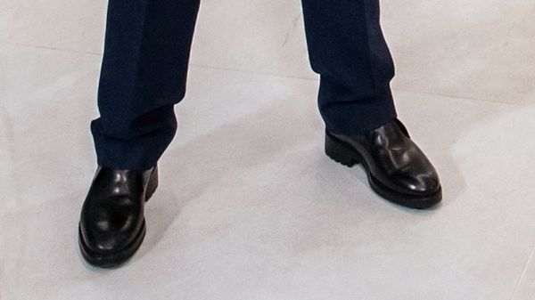 ▲▼俄羅斯總統普丁25日現身莫斯科國立大學，腳下皮鞋似乎墊高，意外成為亮點。（合成圖／路透）