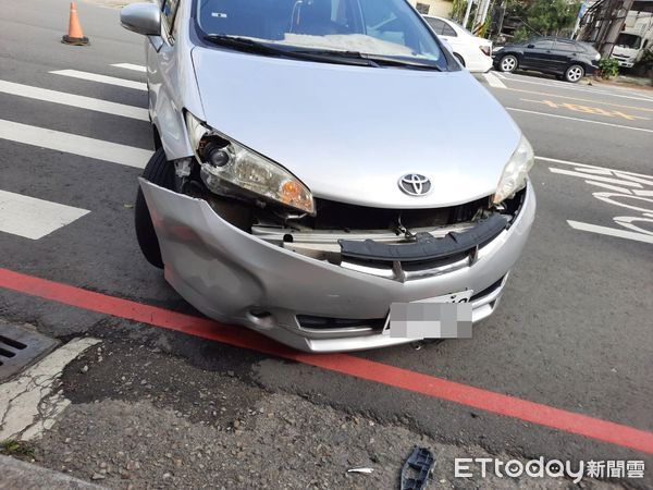 ▲▼苗栗通霄直行機車撞擊同方向右轉自小客車後衝上人行道，機車騎士左小腿骨折。（圖／記者蔡文淵翻攝）