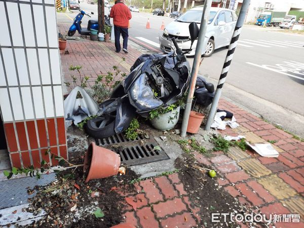 ▲▼苗栗通霄直行機車撞擊同方向右轉自小客車後衝上人行道，機車騎士左小腿骨折。（圖／記者蔡文淵翻攝）