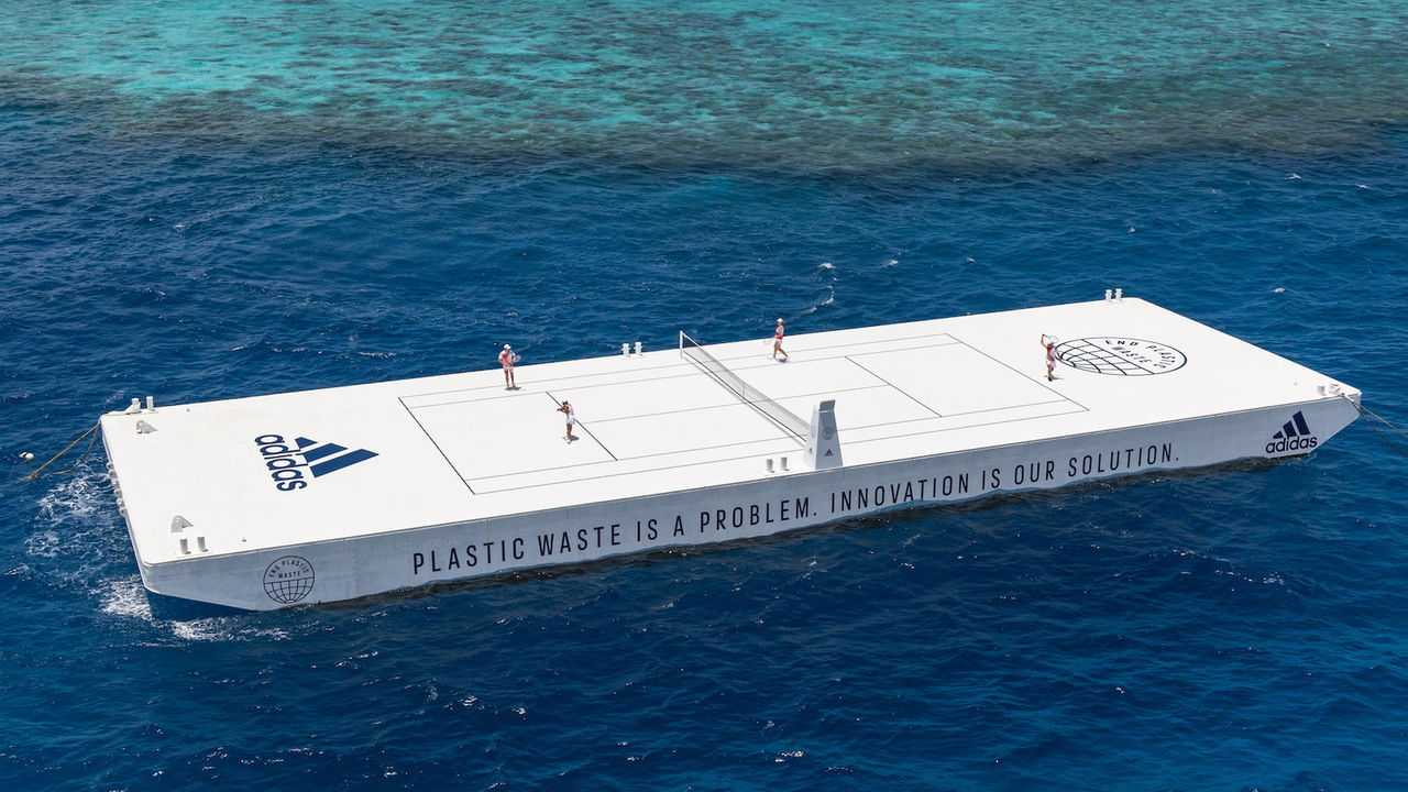 ▲▼2022澳網期間，adidas與海洋環境保護組織「Parley for the Oceans」合作，利用「回收塑膠材料」於澳洲大堡礁上打造再生塑膠製成的「漂浮網球場」。（圖／翻攝 Parley for the Oceans）