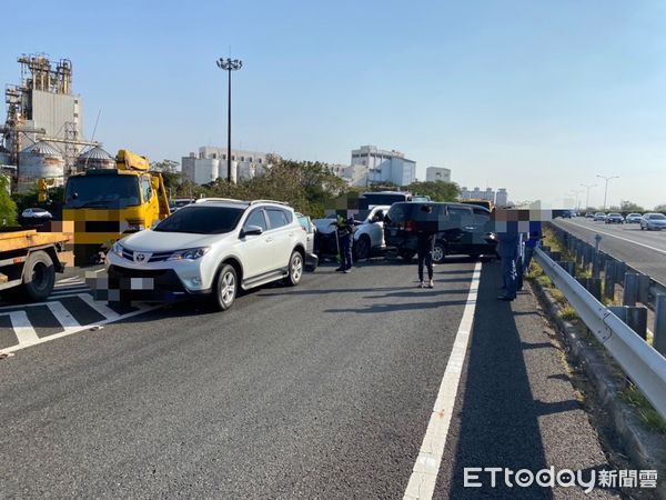 ▲國道1號北向319.7公里永康交流道出口匝道，30日下午發生5車追撞交通事故，造成1人受傷送醫。（圖／記者林悅翻攝，下同）