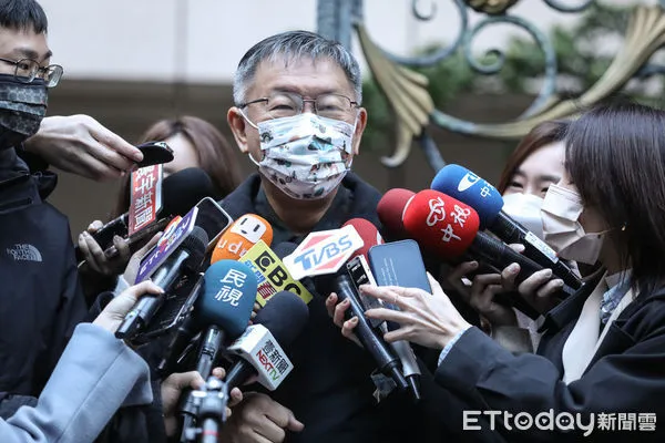 ▲柯文哲於台大任職最後一天,步行上班。(圖/記者林敬旻攝)