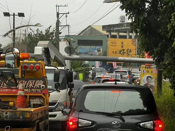 ▲▼國道3號中寮便道限高橫桿被通過車輛撞落,交通受阻。(圖/翻攝「記者新聞網」)