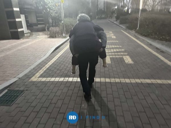 ▲▼南韓釜山警察上傳揹老奶奶照片，卻慘遭網友怒罵在作秀。（圖／翻攝自釜山警察臉書）