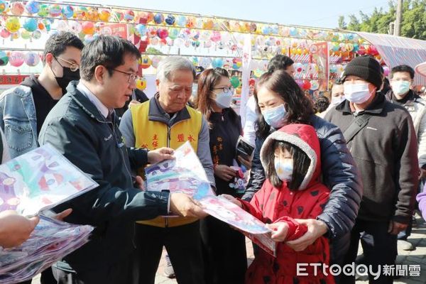 ▲「台南鹽水蜂炮」，將於2月5日元宵節當晚9時在鹽水國中操場，施放4座主炮城蜂炮，台南市長黃偉哲邀國內外朋友來體驗「犁蜂炮」。（圖／記者林悅翻攝，下同）