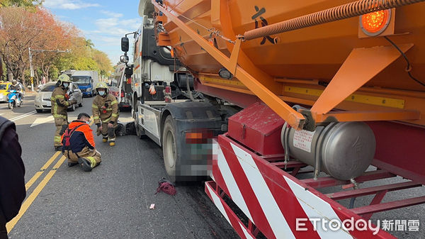 ▲台南市北區北門路二段，1日上午驚傳聯結車與機車發生車禍，消防人員搶救騎士脫困，惟已失去意識，救護人員在現場進行CPR急救，並以救護車送醫搶救。（圖／民眾提供）