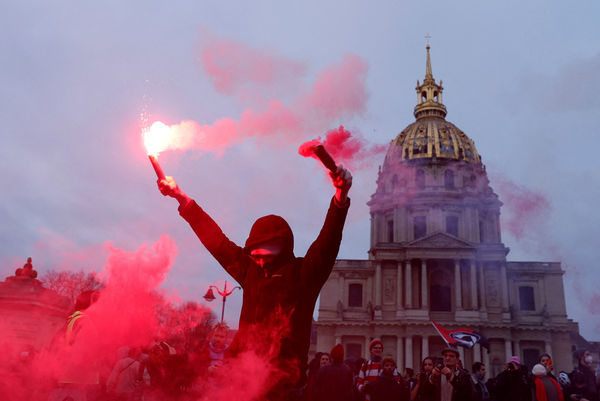 ▲▼   法國巴黎1月31日示威抗議年金改革。（圖／路透）