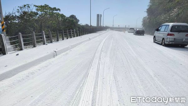 ▲貢寮台2線變銀白世界 「拖板車停雪中」真相曝光。（圖／記者郭世賢翻攝）