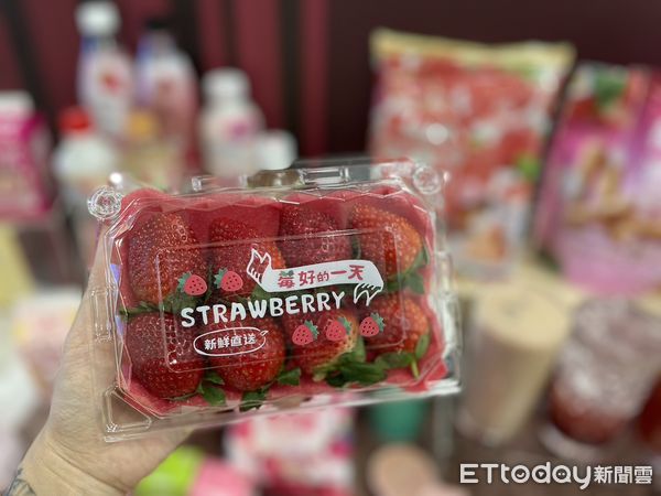 ▲▼7-11最新草莓季甜點。（圖／記者周姈姈攝）