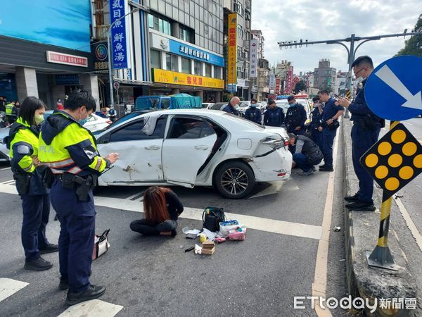 ▲台南市警三、五分局警網攔截圍捕，緝獲肇逃犯嫌郭女及曾姓毒品通緝犯。（圖／記者林悅翻攝，下同）