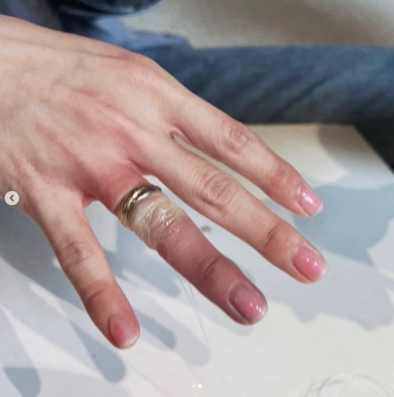 ▲白癡公主為了摘戒指，試到手指發紫。（圖／翻攝自Instagram／87acup）