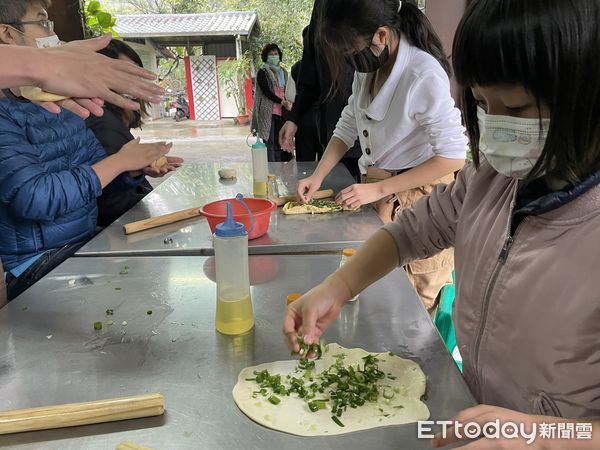 ▲食農好好玩／全台首間以「豬」為主題　天山休閒農場還有蔥油餅DIY。（圖／（圖／台灣休閒農業發展協會提供）