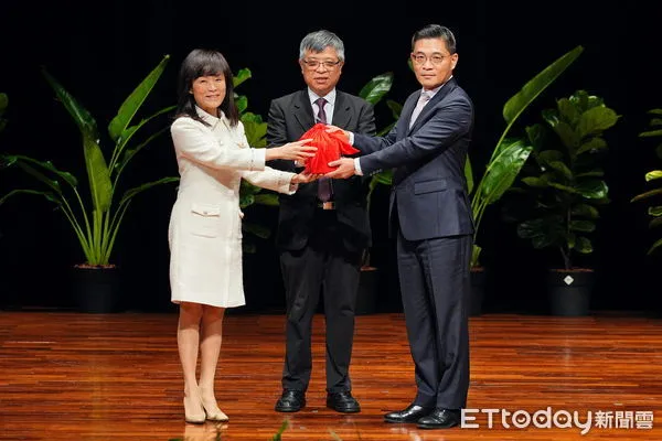 ▲國立成功大學舉辦新、卸任校長交接典禮,在教育部政務次長劉孟奇的蒞臨見證下,第18任校長沈孟儒從卸任校長蘇慧貞手中接過印信,正式就任成功大學校長。(圖/記者林悅翻攝,下同)