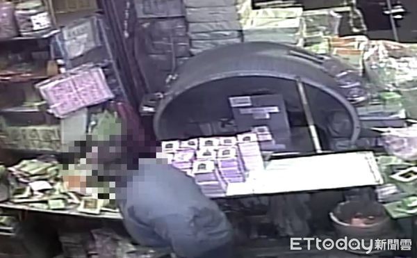 ▲黃姓男子前往金紙店買金紙時，伺機竊走17000元現金，被市警二分局警方循線查獲。（圖／記者林悅翻攝，下同）