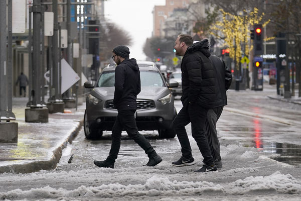 ▲▼美國德州迎來冬季風暴，民眾走在達拉斯結冰的道路上。（圖／達志影像／美聯社）