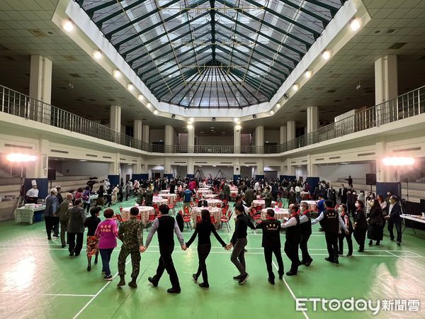 圖：中華醫大新春團拜校長孫逸民（中）偕同主管表演太鼓擊樂迎新春，陸軍化學兵第39群以精彩的祥獅獻瑞為中華醫大新春團拜助興。（圖／記者林悅翻攝，下同）