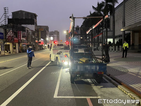 ▲台南市政府交通局在台南市警二分局警方協助下，將台銀前6部抗議車全部拖吊移置。（圖／記者林悅翻攝，下同）