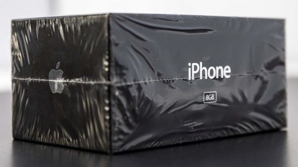 ▲未拆封初代iPhone出現於拍賣會。（圖／取自LCG Auctions）