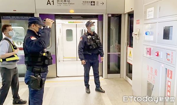 ▲桃園捷運警察隊針對捷運站內外巡查。（圖／記者沈繼昌翻攝）